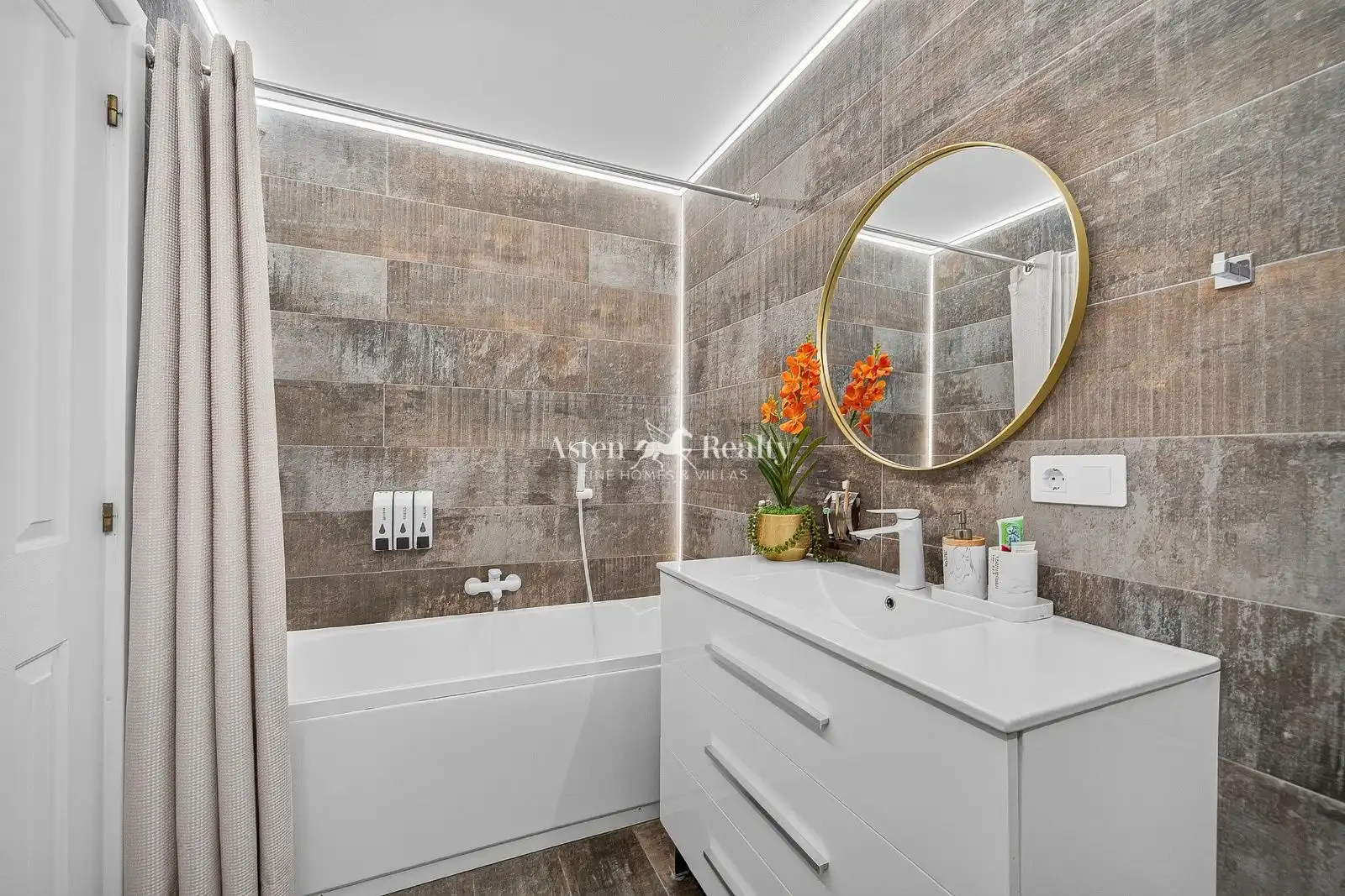 Baño de Casa adosada en venta en Adeje con Terraza, Trastero y Piscina