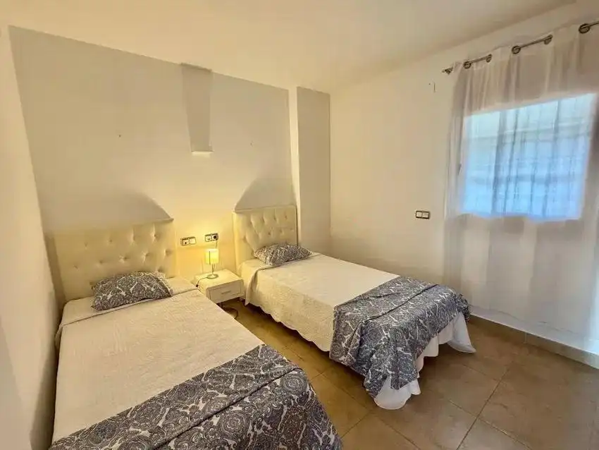 Schlafzimmer von Maisonette zum Verkauf in Fuengirola mit Klimaanlage, Privatgarten und Terrasse