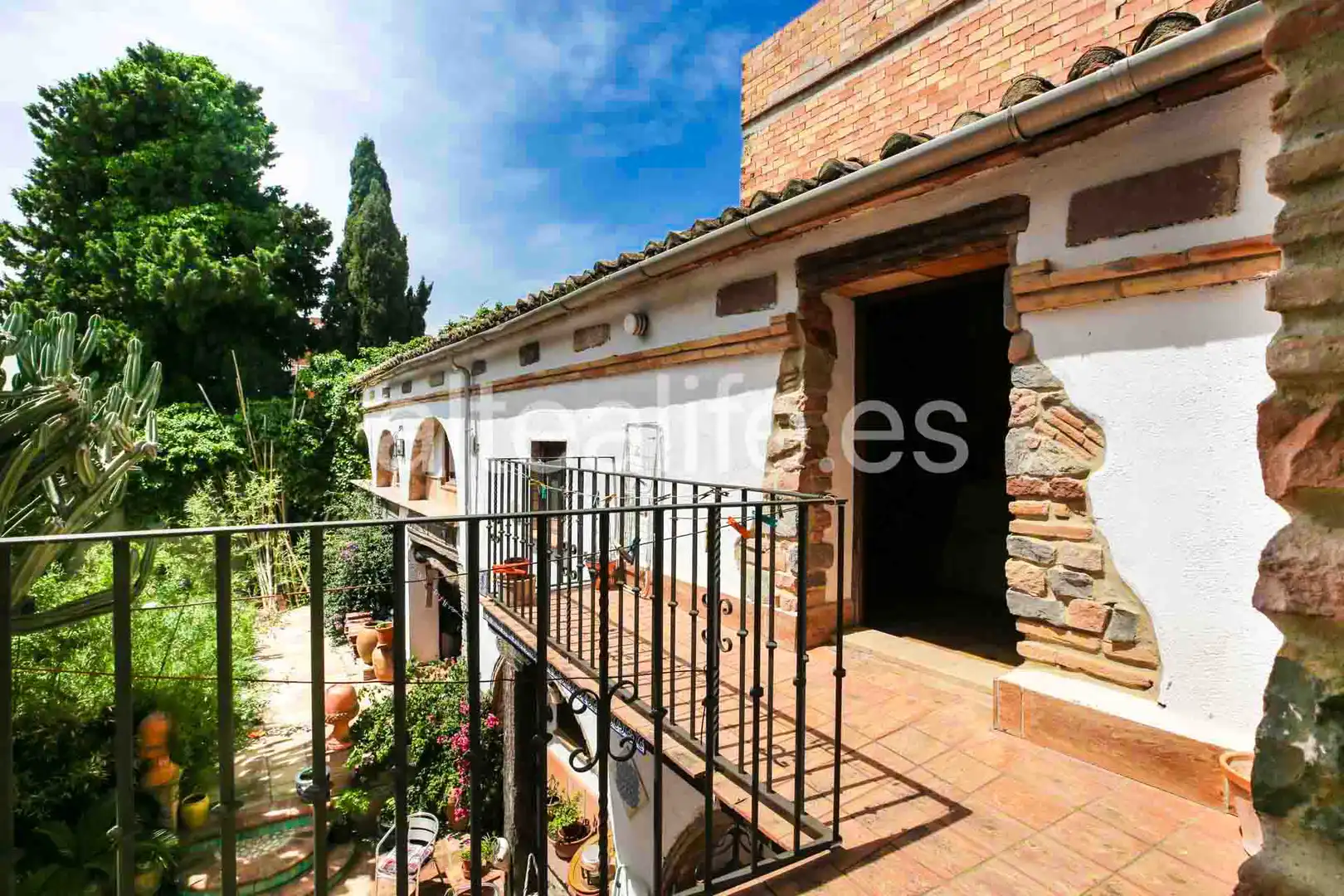 Außenansicht von Einfamilien-Reihenhaus zum Verkauf in Gandia mit Privatgarten, Terrasse und Abstellraum