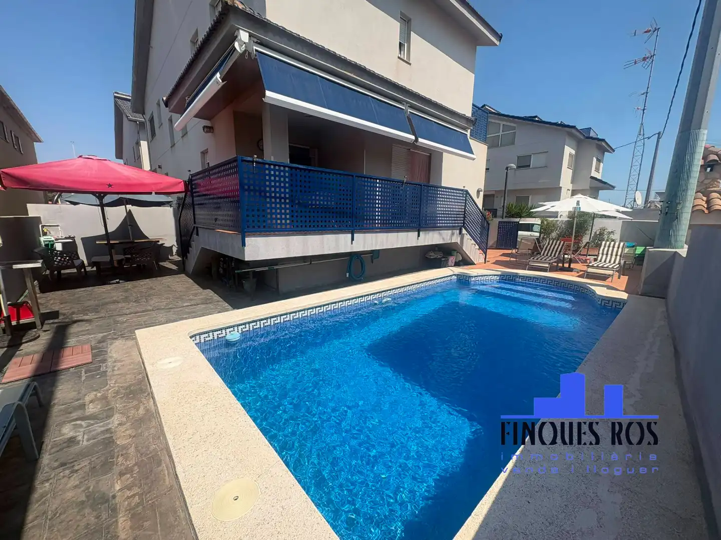 Schwimmbecken von Einfamilien-Reihenhaus zum Verkauf in Vinaròs mit Klimaanlage, Terrasse und Schwimmbad