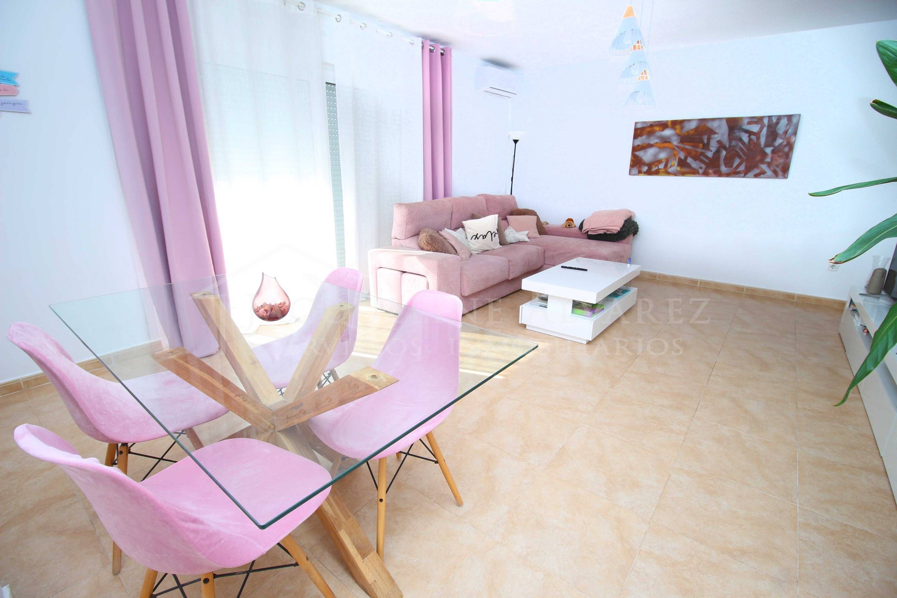 Sala d'estar de Casa adosada en venda en Yuncler amb Aire condicionat, Calefacció i Jardí privat