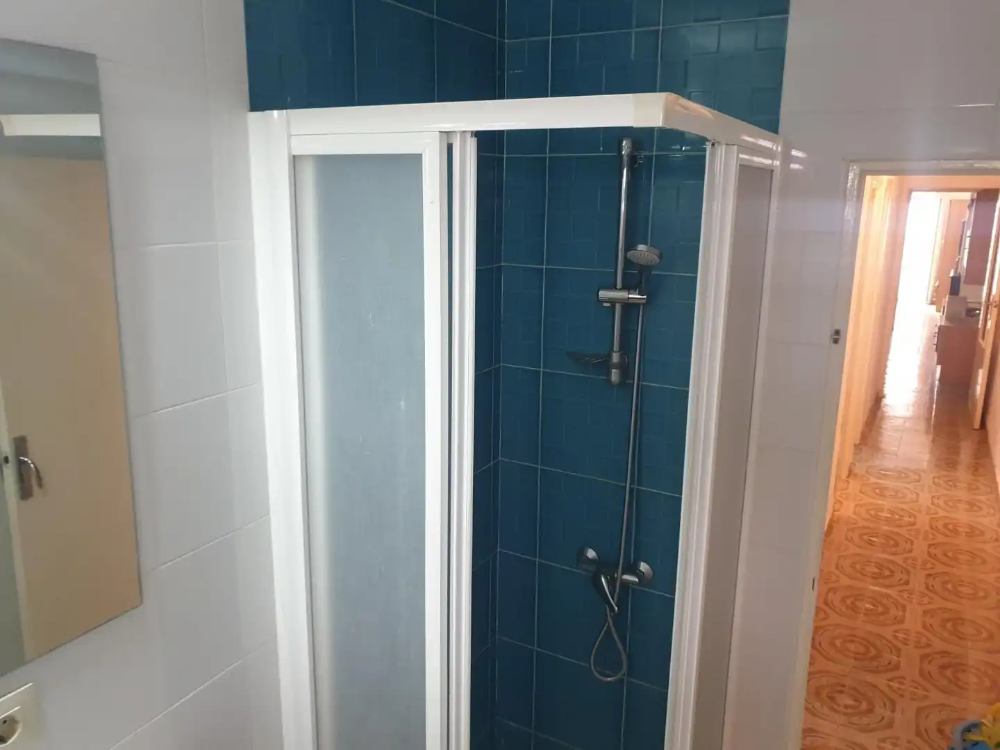 Baño de Piso para compartir en Jaén con Aire acondicionado