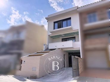 Casa amb balcó en venda a Canet de Mar