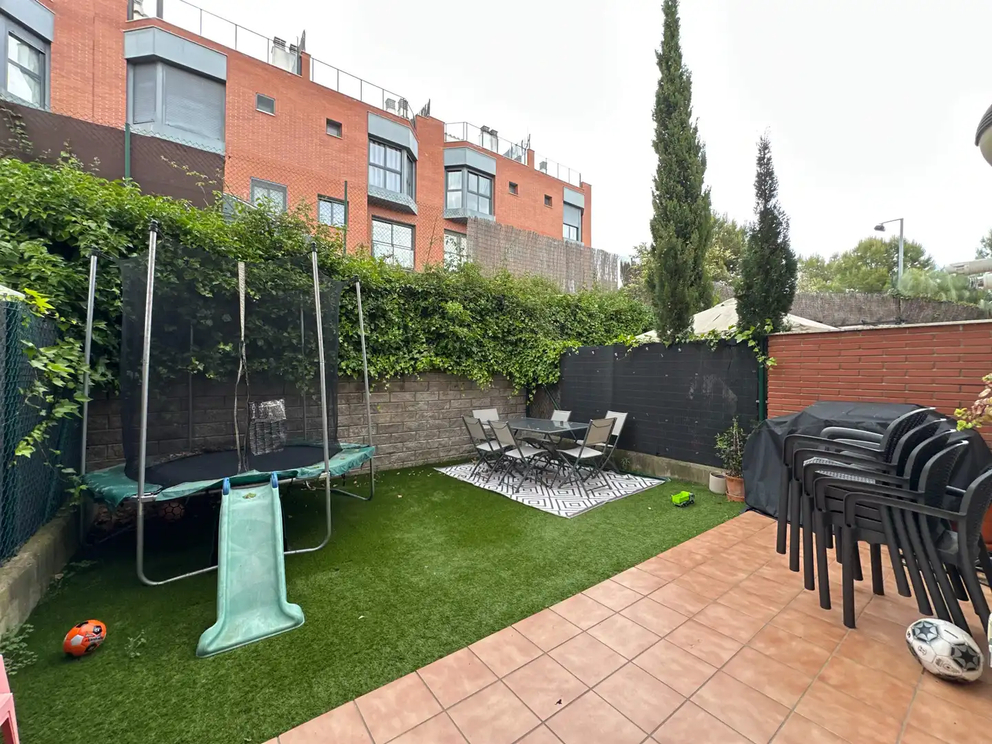 Terrasse von Einfamilien-Reihenhaus zum Verkauf in Sant Esteve Sesrovires mit Klimaanlage, Heizung und Privatgarten