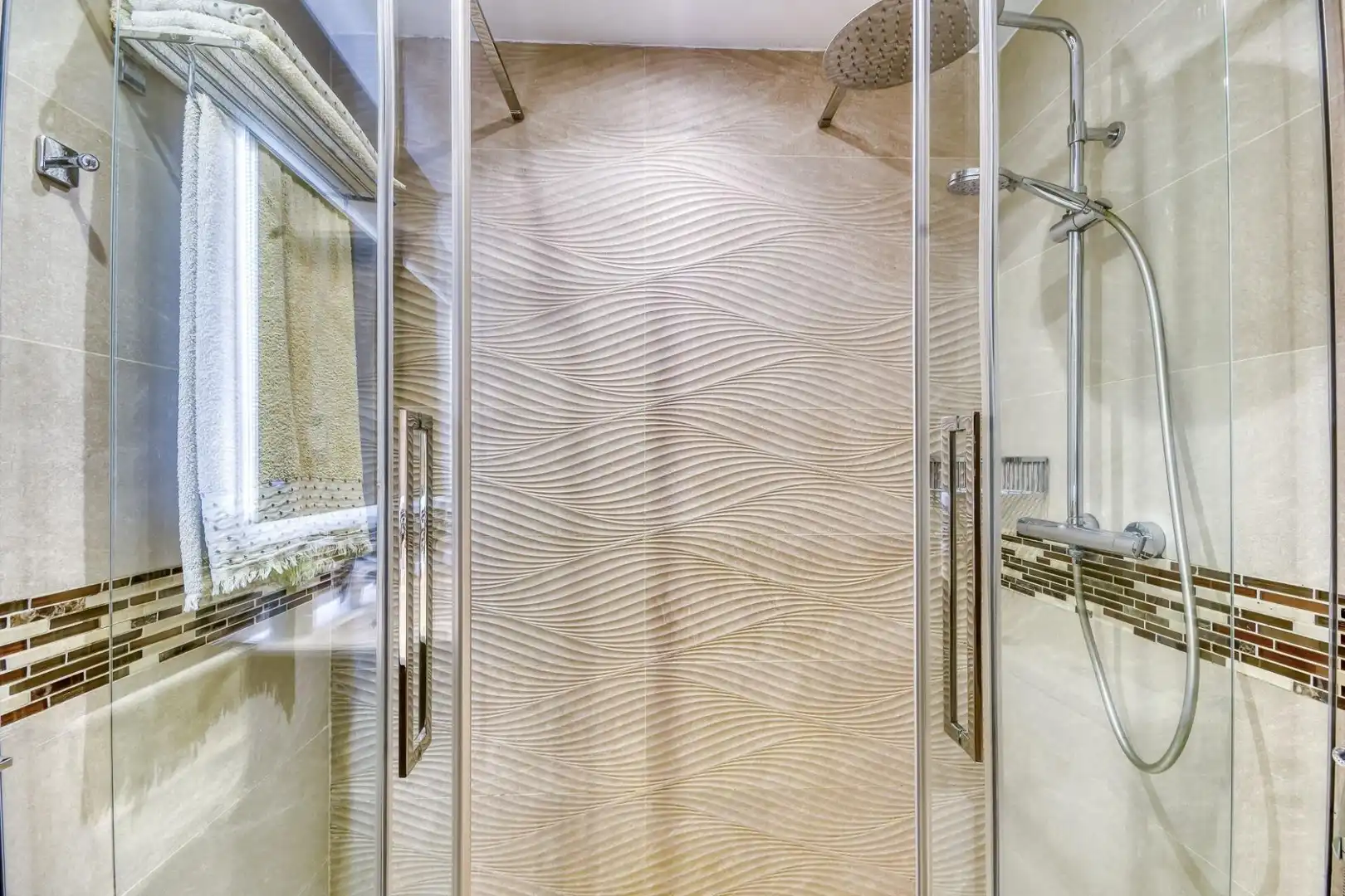 Bathroom of Flat for sale in Figueres  with Terrace, Oven and Microwave
