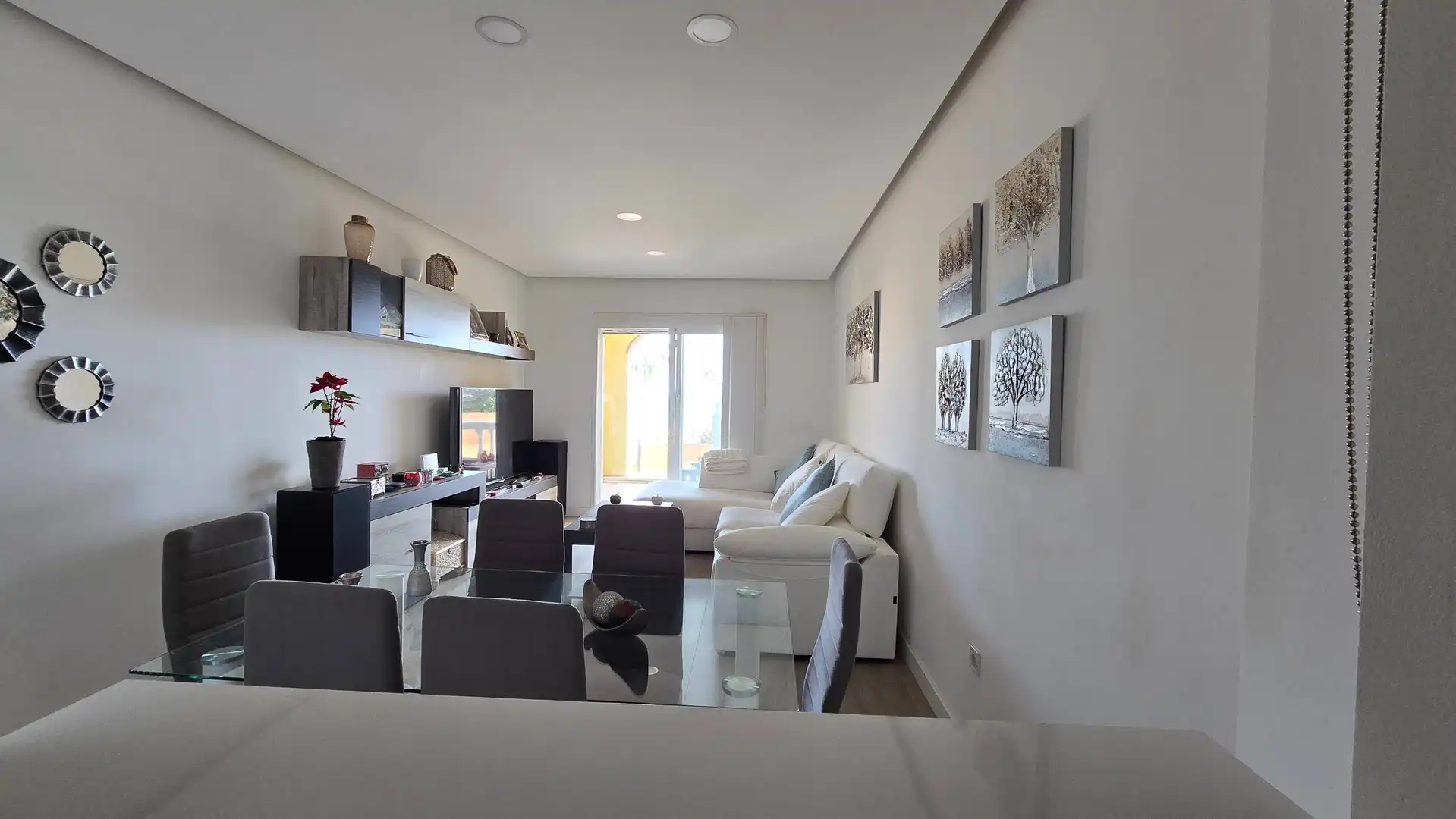 Sala d'estar de Dúplex en venda en Manilva amb Aire condicionat, Jardí privat i Terrassa