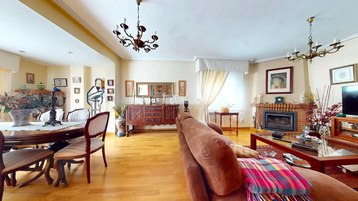 Sala d'estar de Casa o xalet en venda en El Casar amb Piscina