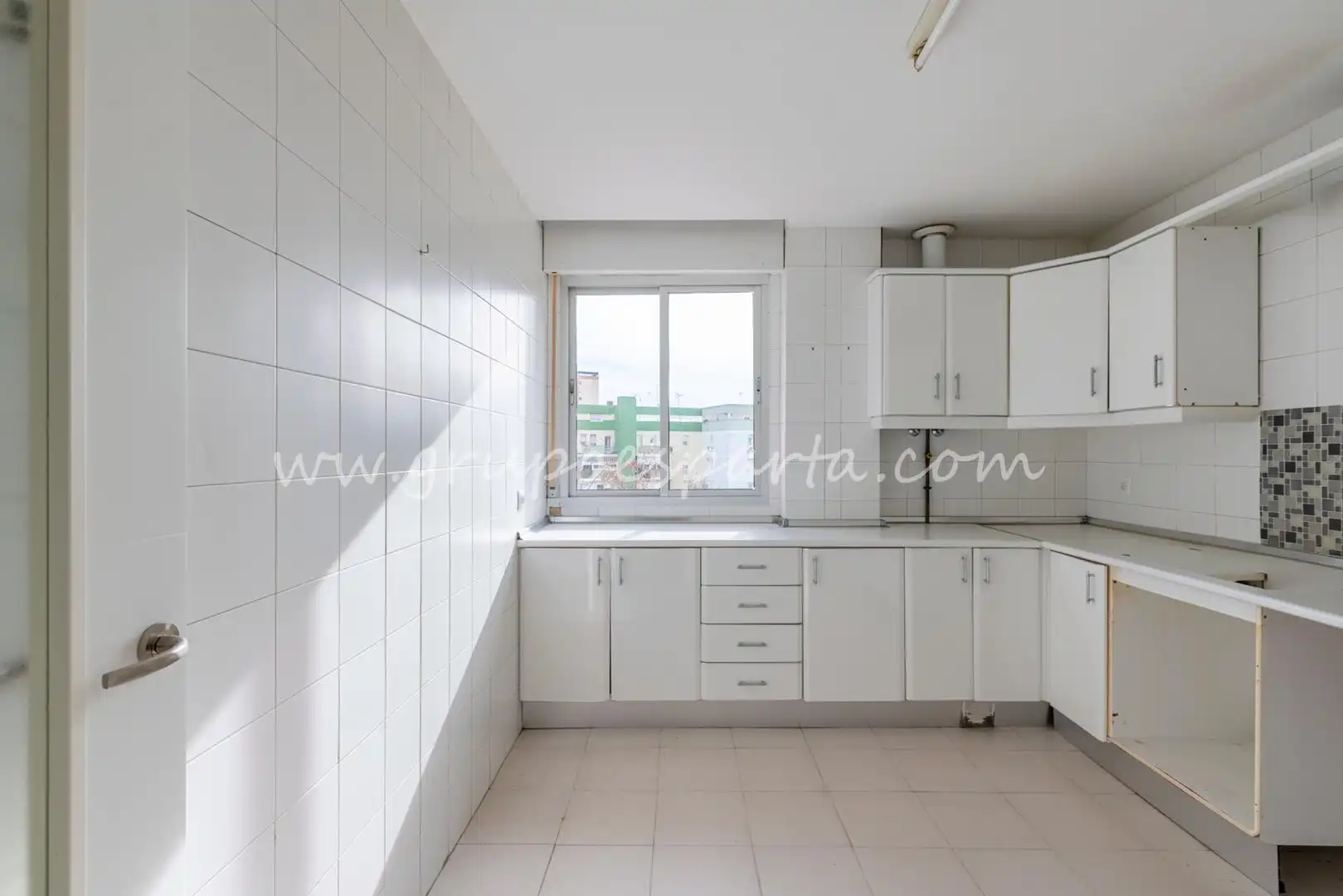 Kitchen of Flat for sale in Sevilla  with Air Conditioner and Balcony