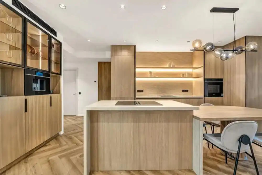 Küche von Erdgeschoss zum Verkauf in Marbella mit Klimaanlage, Privatgarten und Terrasse