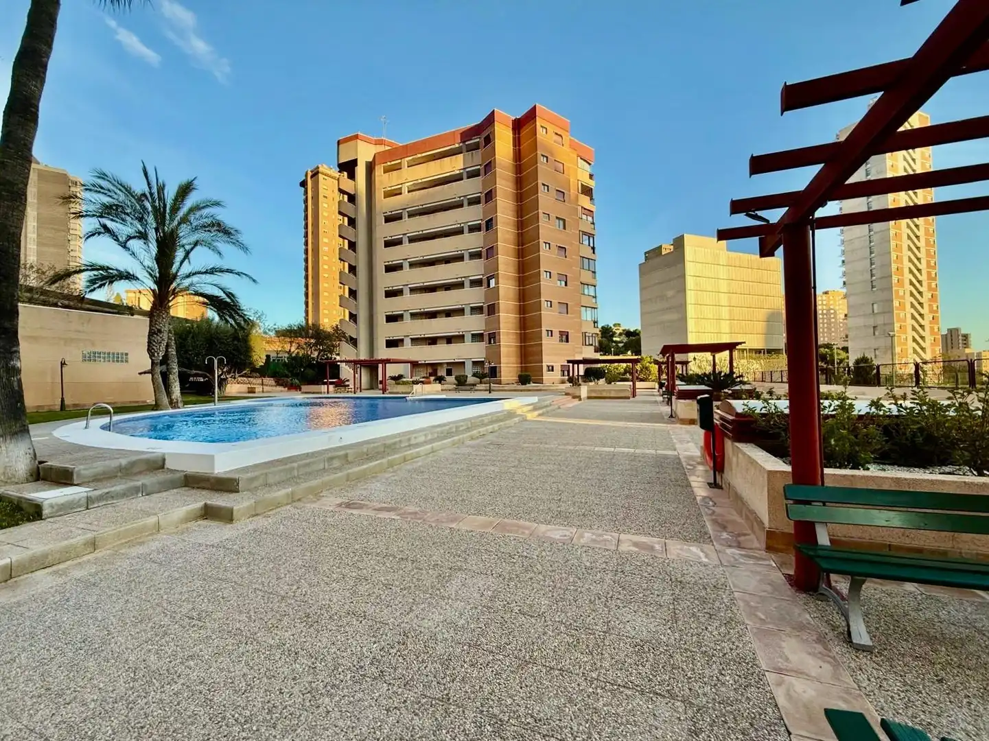 Vista exterior de Apartament en venda en Benidorm amb Aire condicionat, Calefacció i Jardí privat