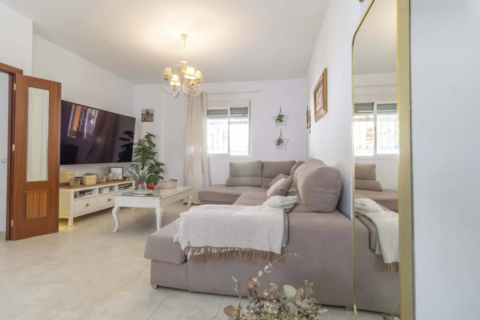 Sala d'estar de Casa adosada en venda en Gines amb Aire condicionat, Jardí privat i Terrassa