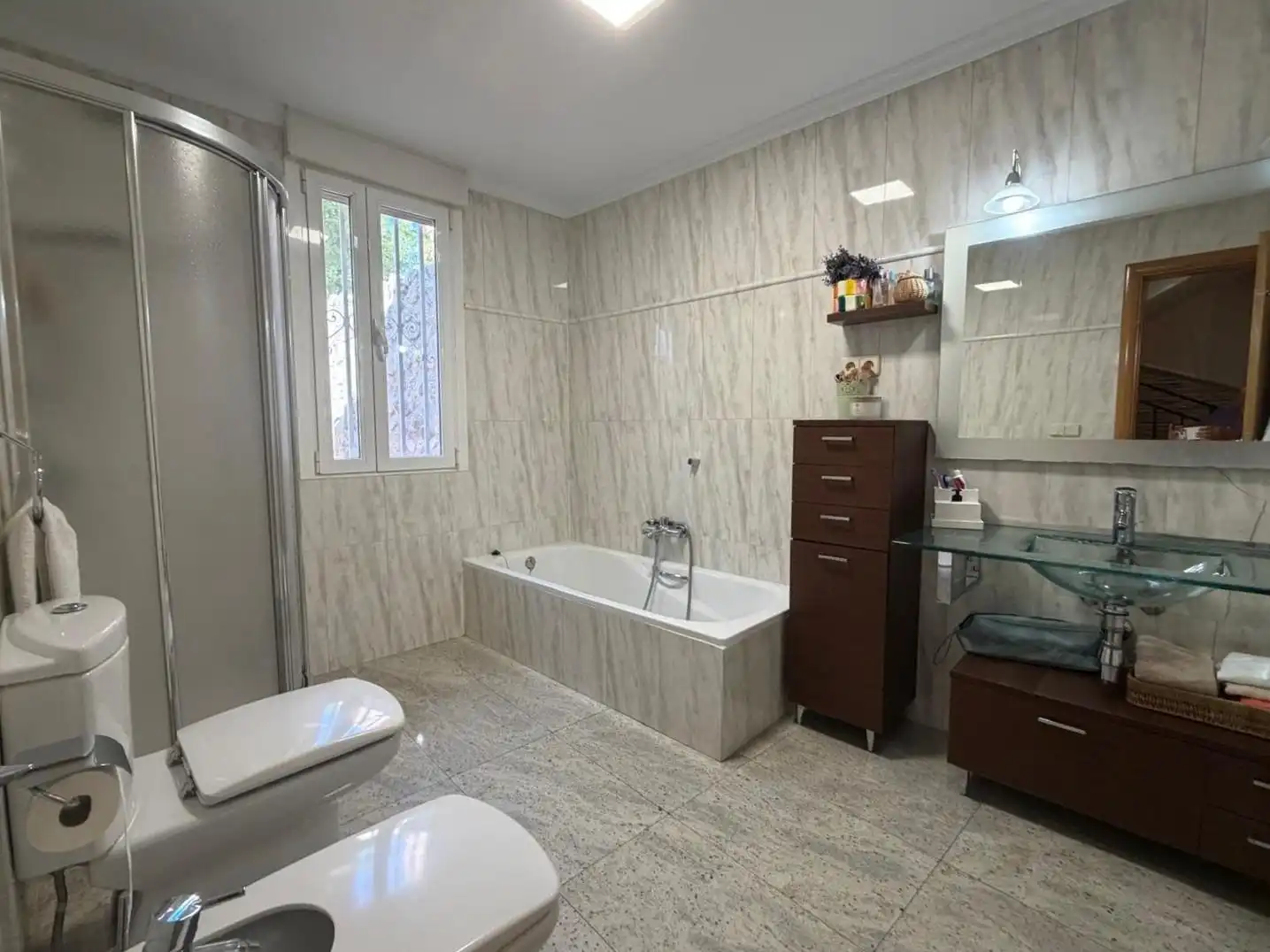 Bany de Casa o xalet en venda en Madrid amb Aire condicionat, Calefacció i Jardí privat