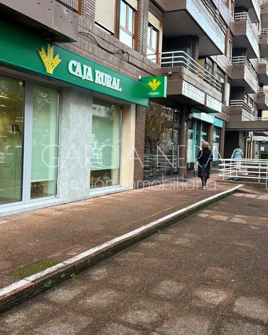 Local en venda en Oviedo  amb Calefacció i Moblat
