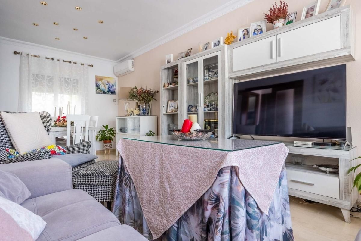 Sala d'estar de Casa adosada en venda en Castilleja de la Cuesta amb Aire condicionat, Calefacció i Jardí privat