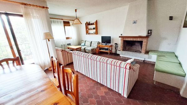 Sala d'estar de Casa adosada en venda en El Escorial amb Calefacció, Jardí privat i Terrassa