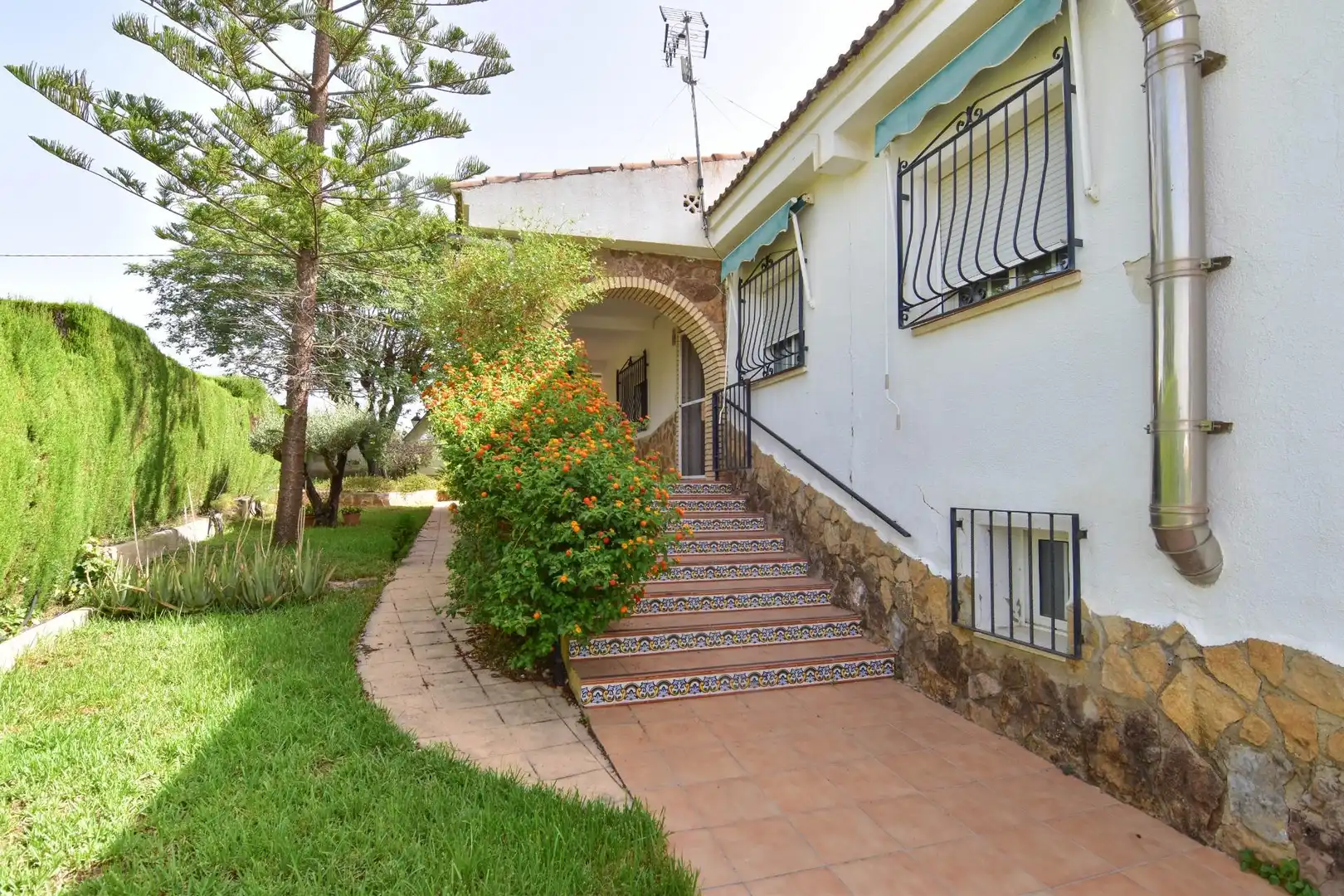 Vista exterior de Casa o chalet en venta en Montserrat con Aire acondicionado, Calefacción y Jardín privado