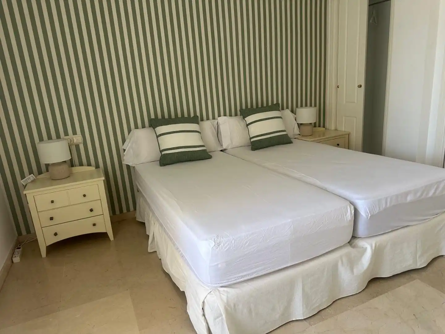 Bedroom of Apartments for sale in Marbella  with Air Conditioner, Terrace and Balcony
