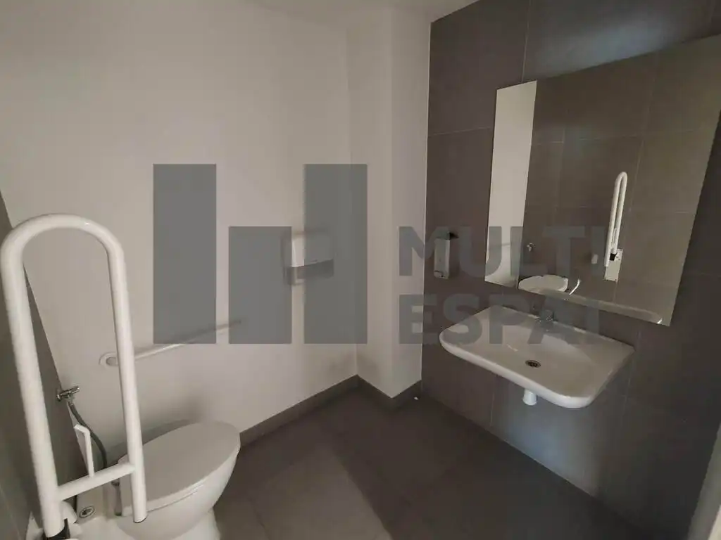 Baño de Local de alquiler en Barcelona con Aire acondicionado