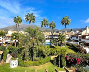 Jardí de Casa adosada de lloguer en Marbella amb Aire condicionat, Terrassa i Piscina