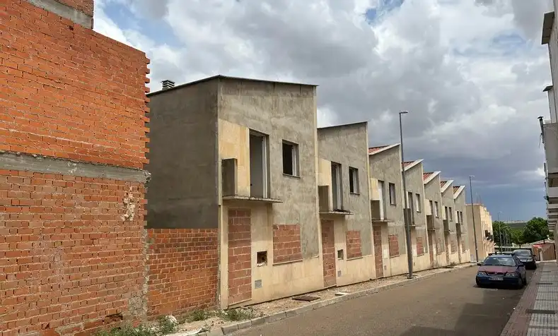 Vista exterior de Edificio en venta en La Albuera