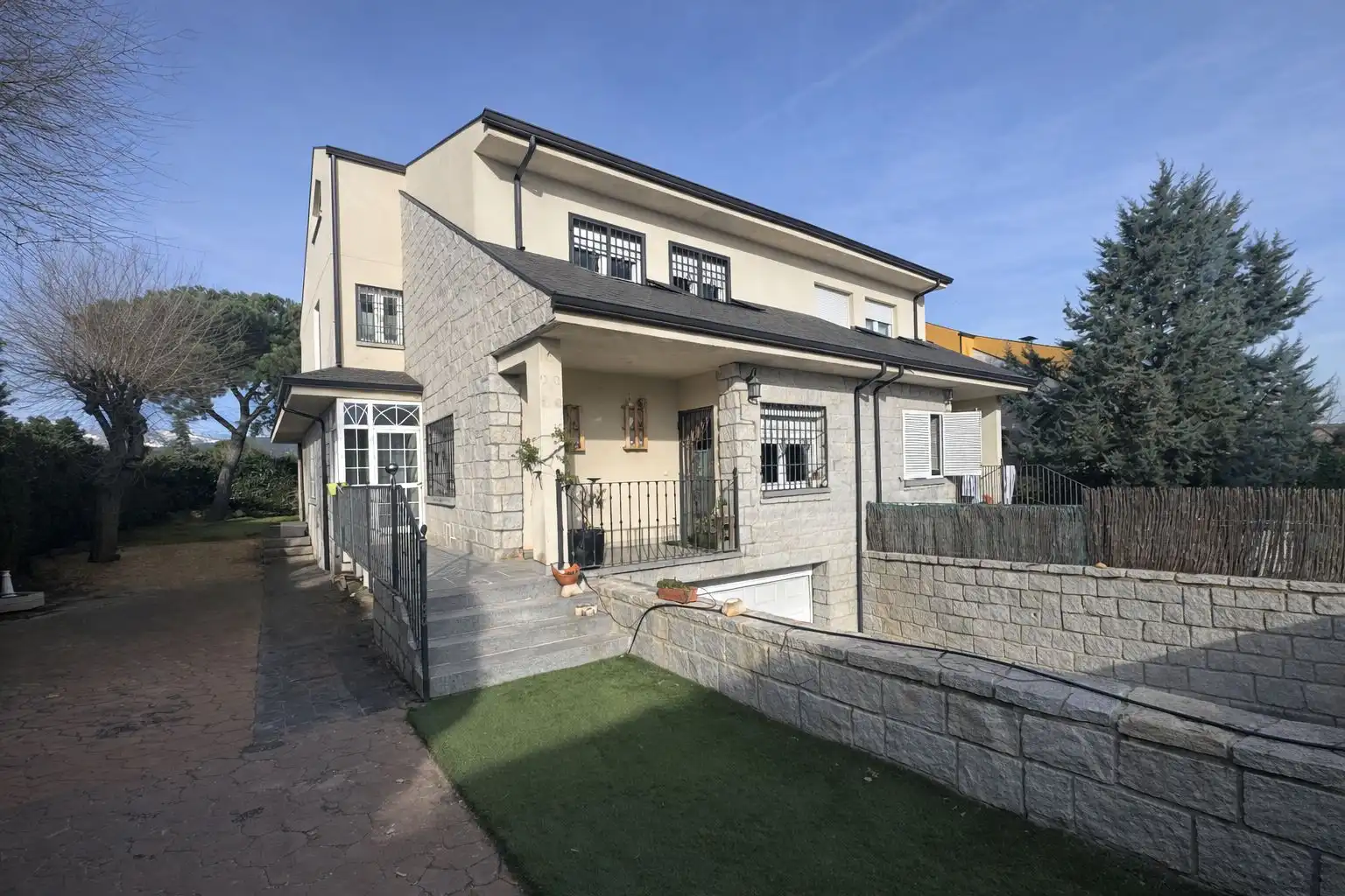 Exterior view of Single-family semi-detached for sale in Alpedrete  with Air Conditioner, Heating and Private garden