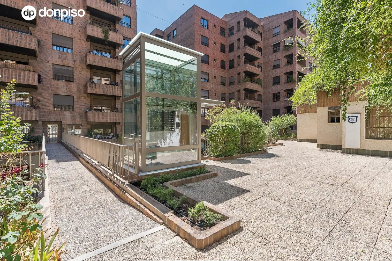 Außenansicht von Erdgeschoss zum Verkauf in Granada mit Klimaanlage, Privatgarten und Möbliert