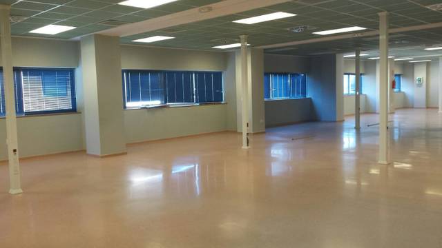 Oficina en Alquiler en Avenida Alcalde Luis Uruñuela en Colores -  Entreparques