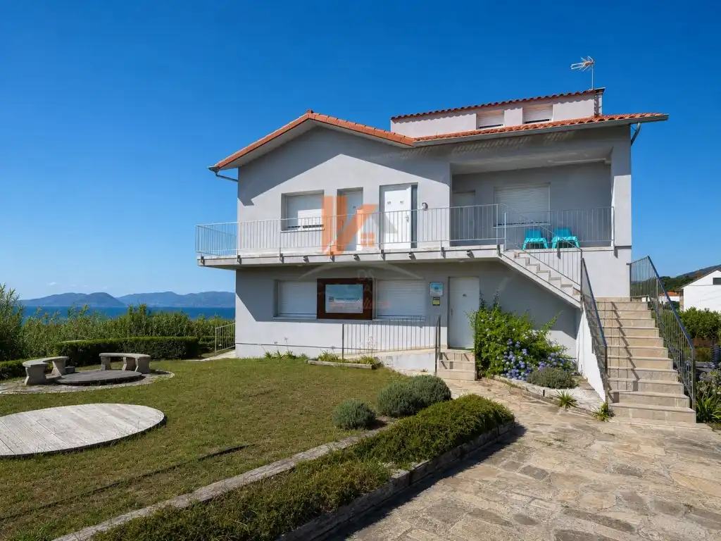 Vista exterior de Casa o xalet en venda en Porto do Son amb Jardí privat, Terrassa i Moblat