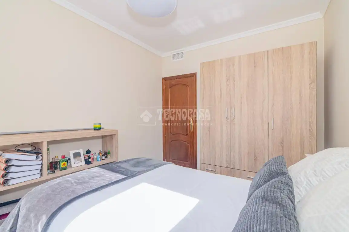 Dormitori de Casa o xalet en venda en Lucena amb Aire condicionat, Jardí privat i Moblat