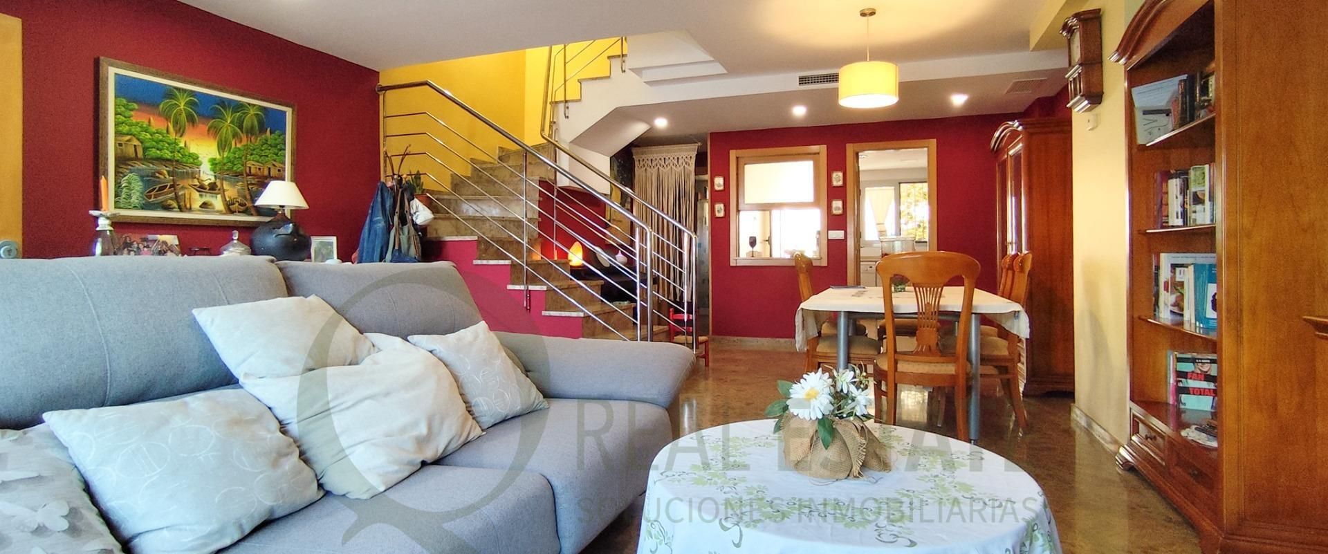 Sala d'estar de Casa adosada en venda en El Campello amb Calefacció, Jardí privat i Terrassa