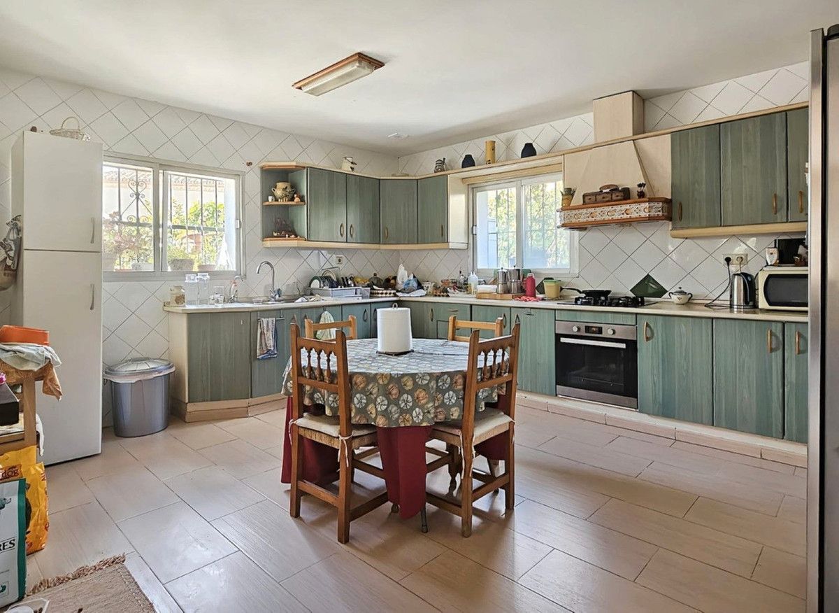 Cuina de Casa o xalet en venda en Marbella amb Aire condicionat, Jardí privat i Terrassa