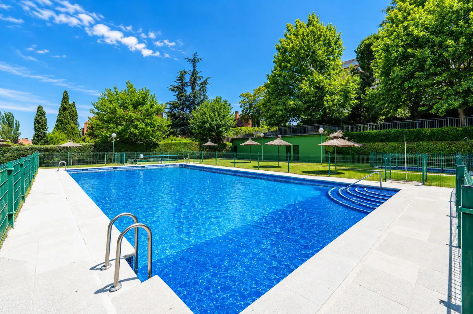 Piscina de Dúplex en venta en Las Rozas de Madrid con Aire acondicionado, Calefacción y Trastero