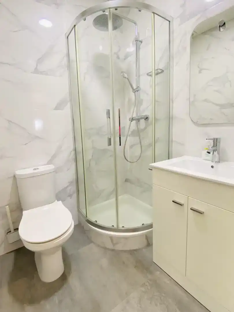 Badezimmer von Wohnung zum Verkauf in Entrambasaguas mit Balkon