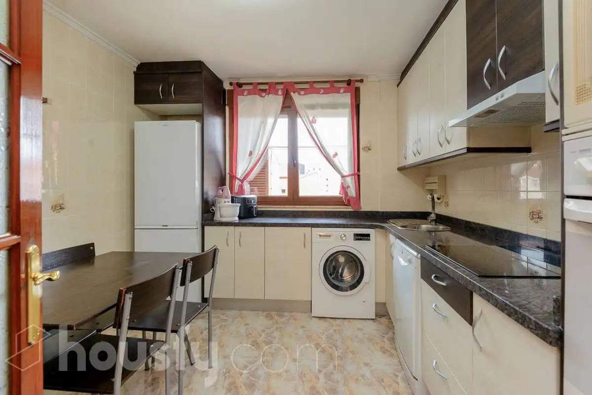 Flat for sale in Calle Mieres, Sama