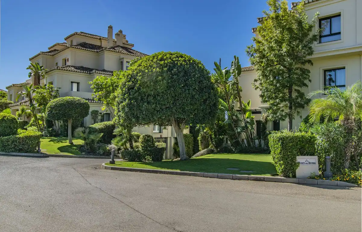 Vista exterior de Apartament en venda en Benahavís amb Aire condicionat, Jardí privat i Moblat