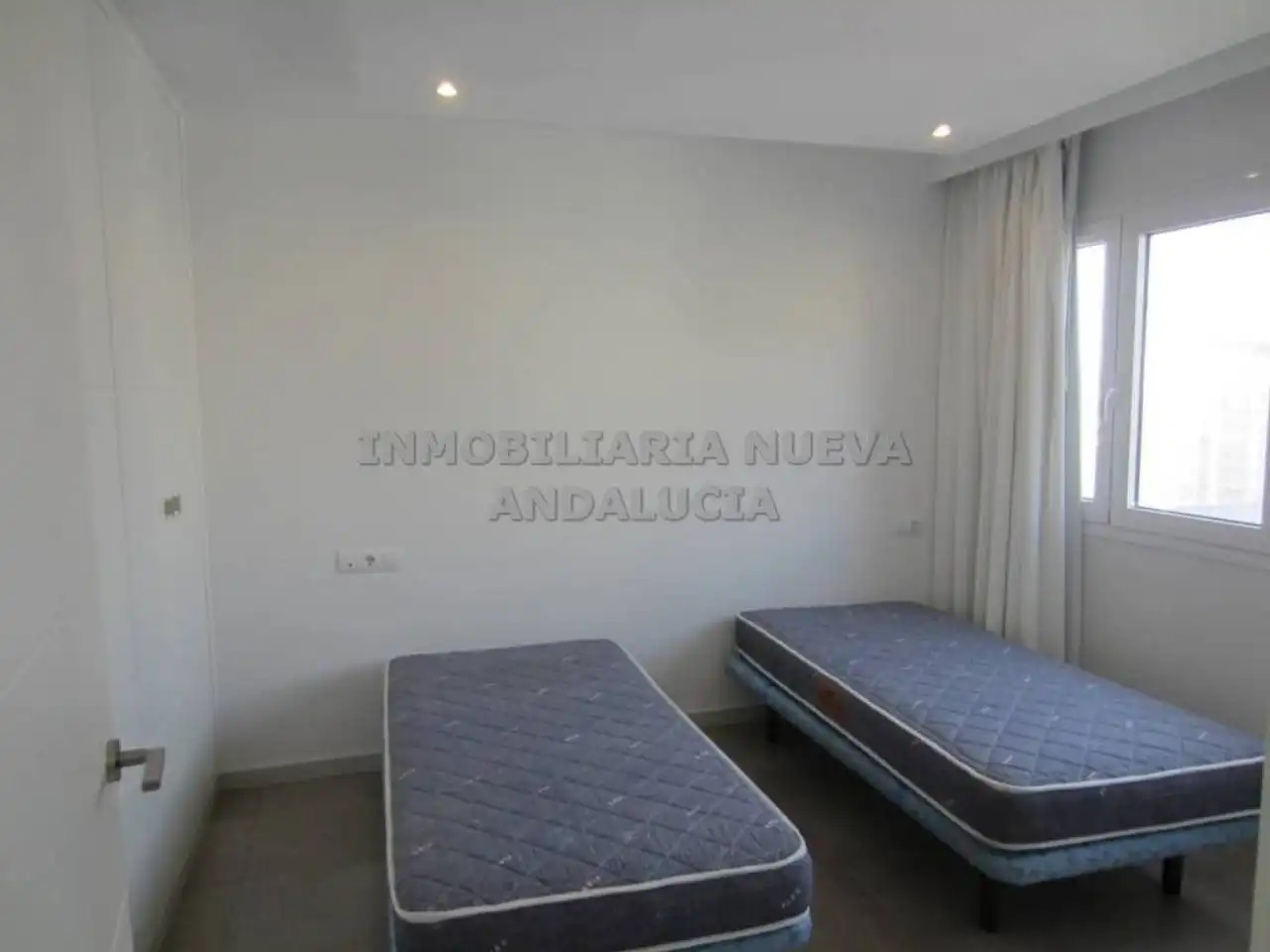 Dormitori de Pis de lloguer en Almería amb Aire condicionat, Calefacció i Moblat