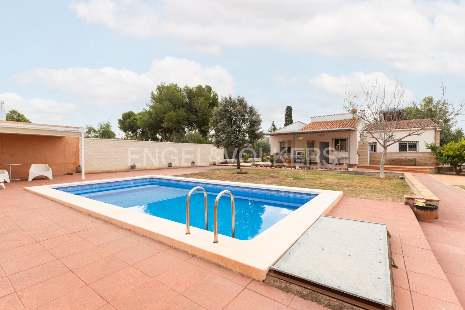 Vista exterior de Casa o xalet en venda en La Pobla de Vallbona amb Aire condicionat, Calefacció i Jardí privat