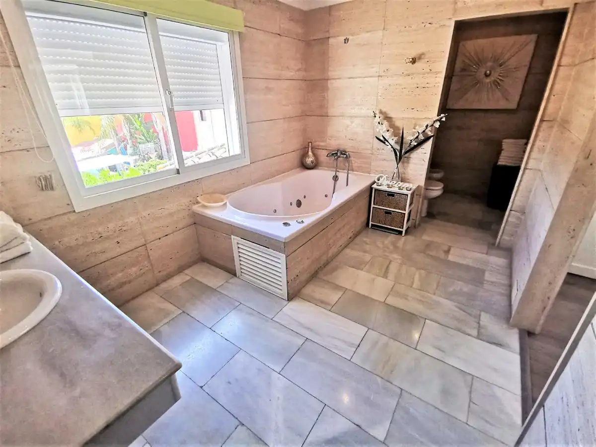Bany de Casa o xalet de lloguer en Marbella amb Aire condicionat, Jardí privat i Terrassa