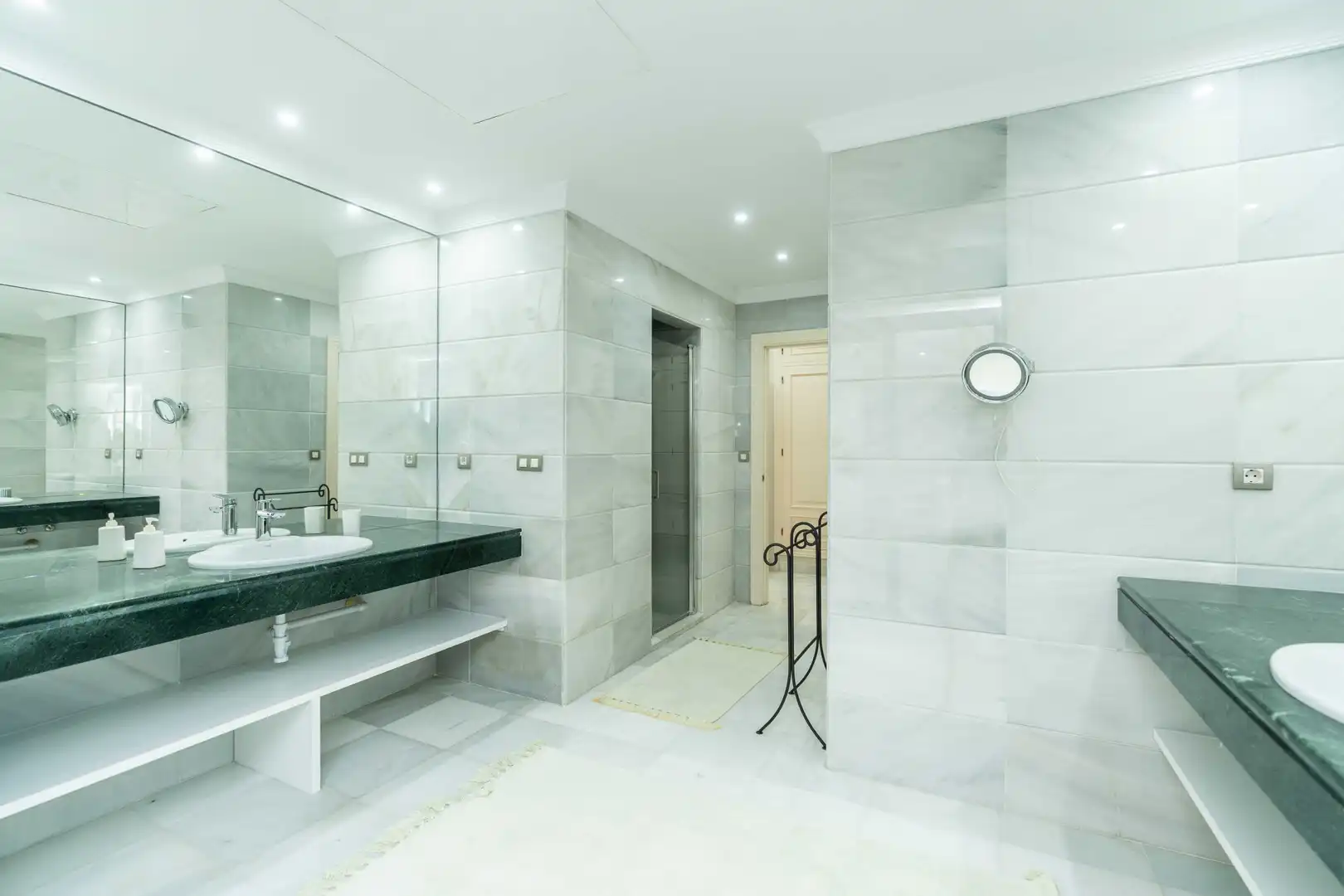 Bany de Casa o xalet en venda en Marbella amb Aire condicionat, Jardí privat i Terrassa