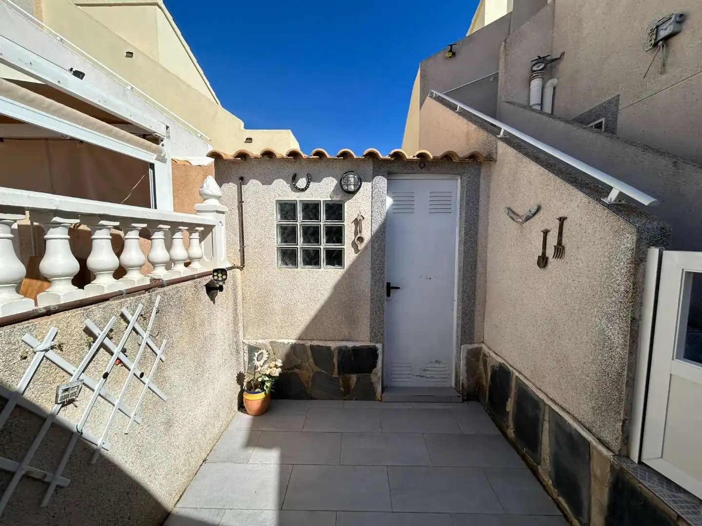 Vista exterior de Casa adosada en venta en Orihuela con Terraza, Trastero y Internet