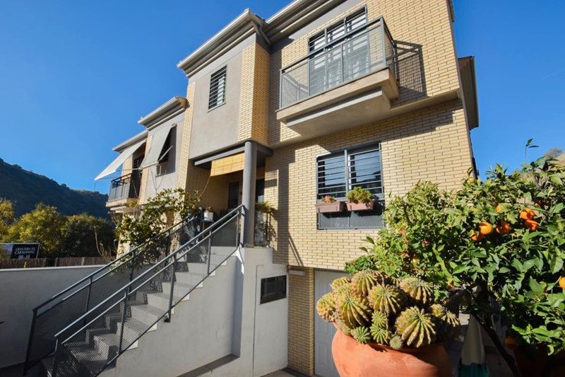Vista exterior de Casa adosada en venda en  Granada Capital amb Aire condicionat, Calefacció i Parquet