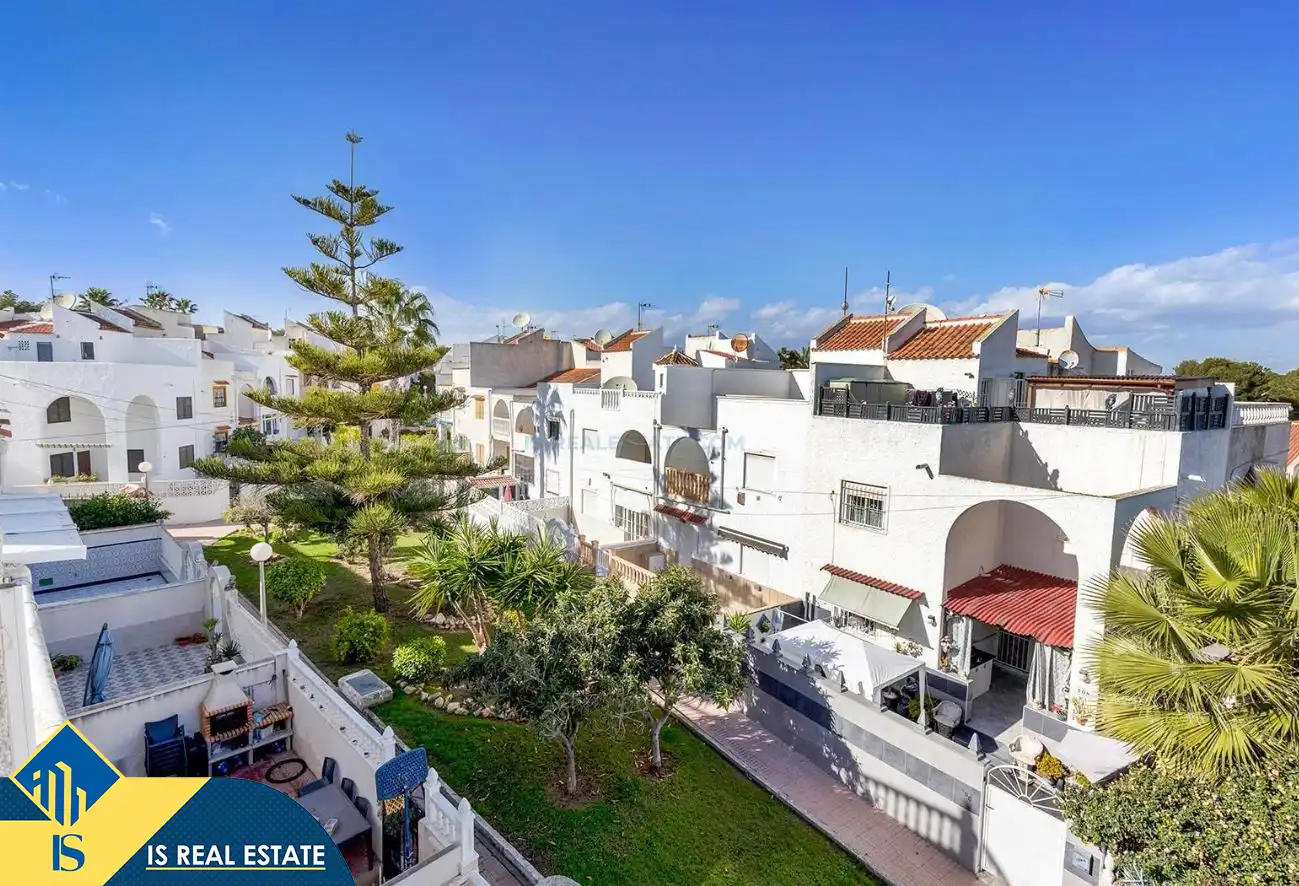 Außenansicht von Einfamilien-Reihenhaus zum Verkauf in Torrevieja mit Klimaanlage, Heizung und Privatgarten