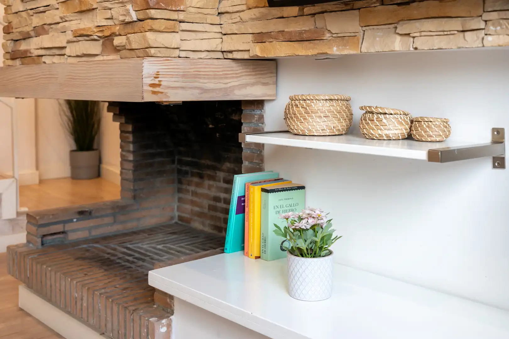Living room of Flat for sale in Sevilla  with Air Conditioner, Heating and Parquet flooring