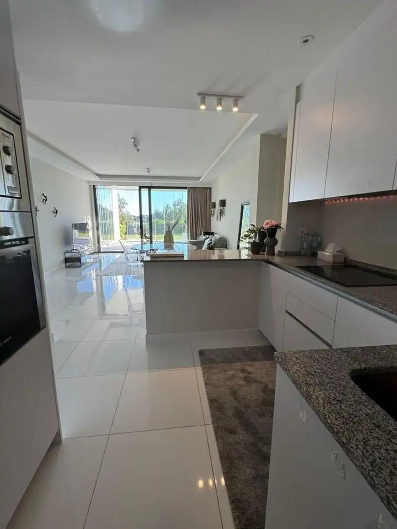 Cuina de Planta baixa de lloguer en Estepona amb Aire condicionat, Jardí privat i Terrassa