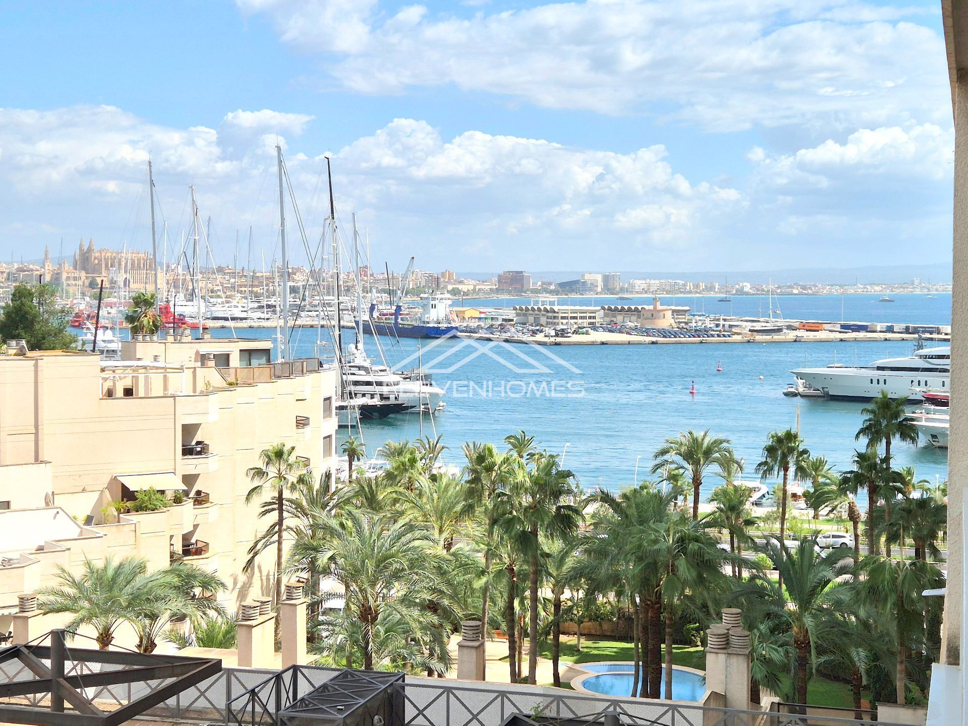 Vista exterior de Pis en venda en  Palma de Mallorca amb Aire condicionat, Calefacció i Piscina comunitària