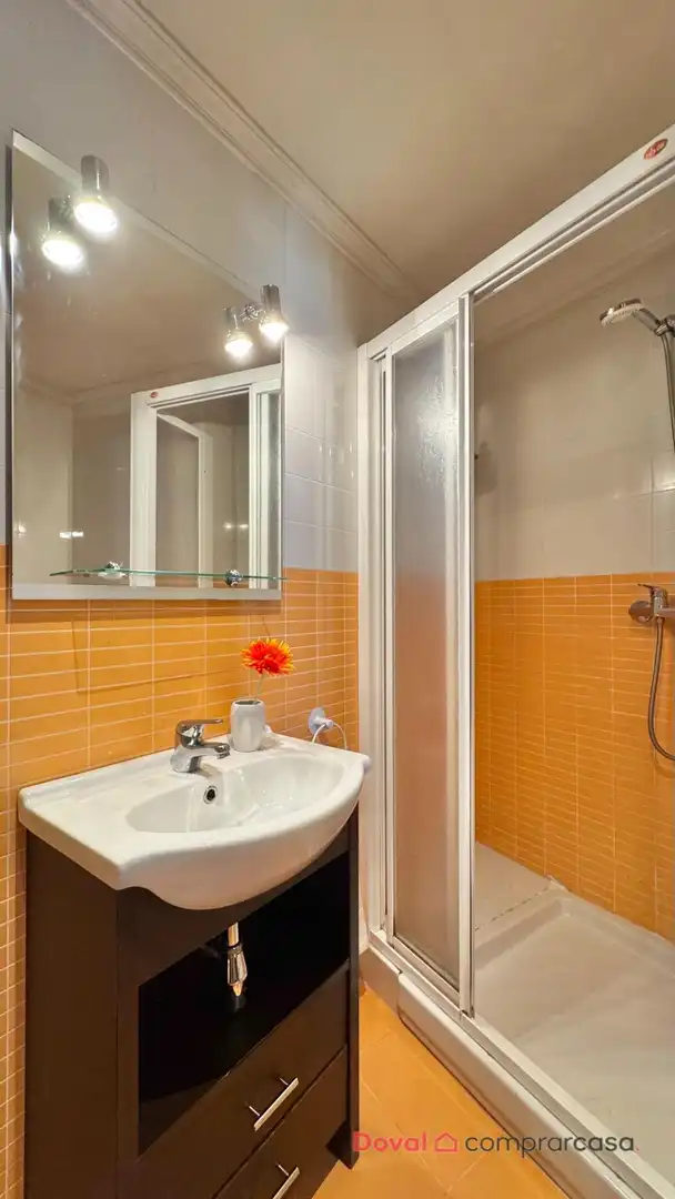 Bathroom of Flat for sale in Vigo   with Heating and Storage room