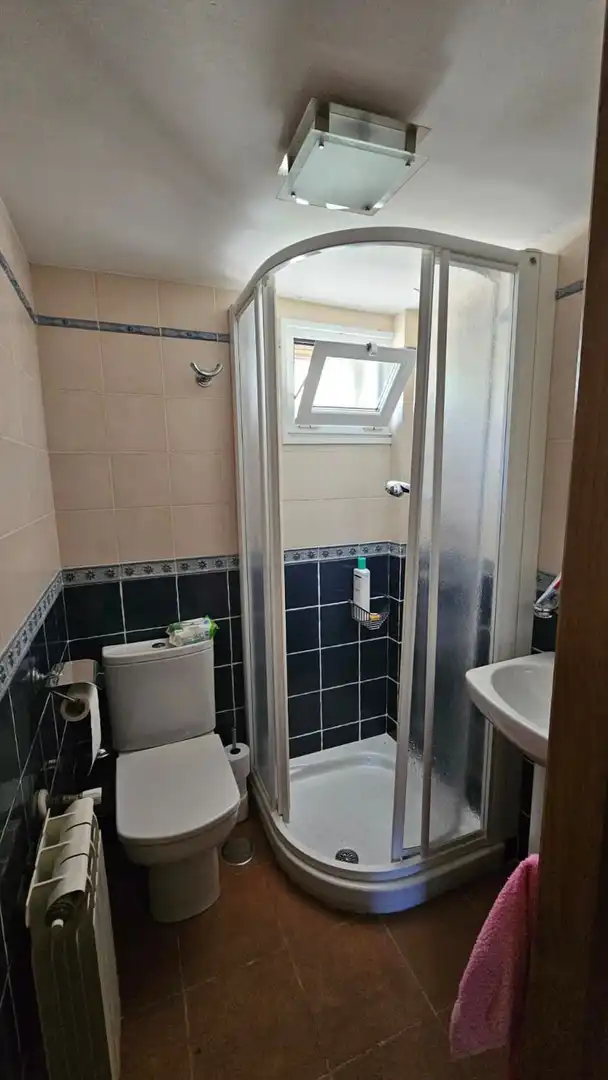 Bany de Casa o xalet de lloguer en Oleiros amb Calefacció