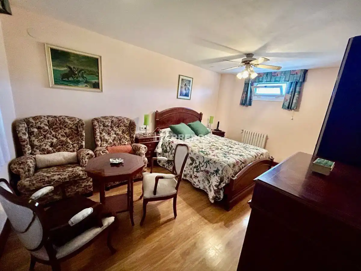 Habitación de Casa adosada en venta en Baños de Río Tobía con Aire acondicionado, Calefacción y Parquet