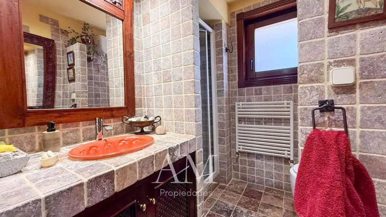 Bany de Casa o xalet en venda en Vigo  amb Calefacció, Jardí privat i Terrassa
