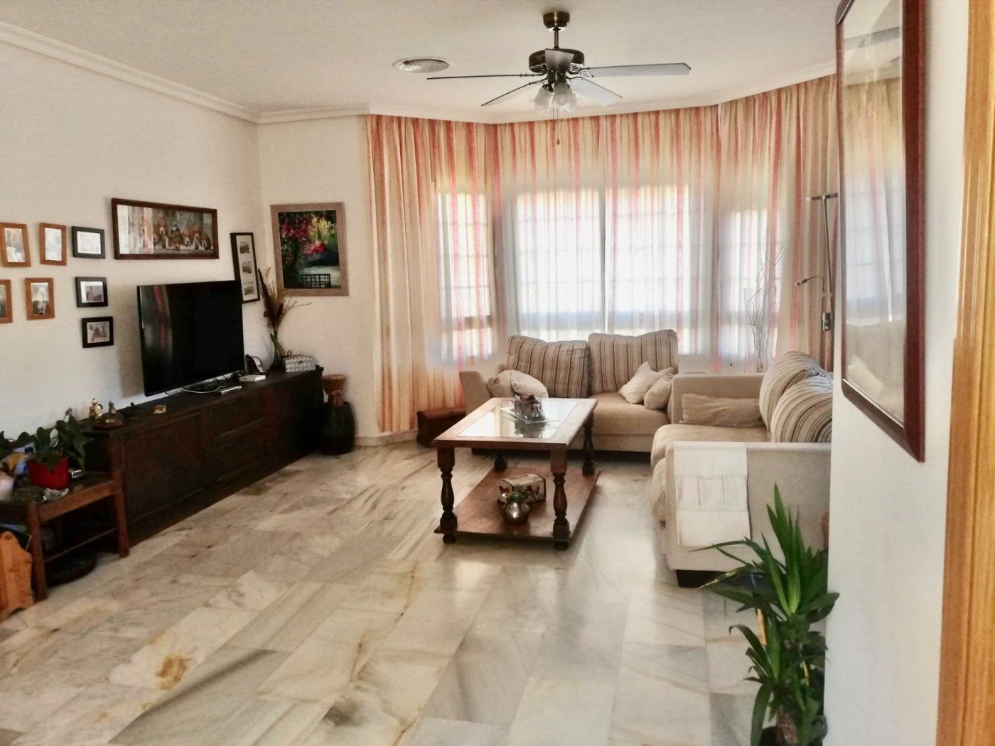 Sala d'estar de Casa o xalet en venda en La Nucia amb Aire condicionat, Jardí privat i Balcó